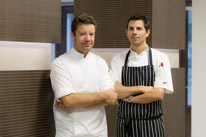 Ο Executive Chef του ξενοδοχείου Θοδωρής Καρίνος και ο Chef de Cuisine του Kastri Bistro Αλέξανδρος Χαραλαμπόπουλος δ
