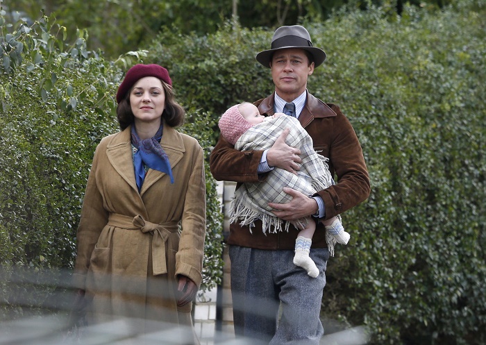 Brad Pitt και Marion Cotillard μαζί! 1 Mandatory Credit: Photo by Beretta/Sims/REX/Shutterstock (5622106dm) Marion Cotillard and Brad Pitt with a baby 'Five Seconds of Silence' on set filming, London, Britain - 31 Mar 2016