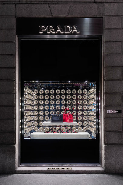 prada_montenapoleone_donna_milano_xmas_windows_ext_02_article_gallery_portrait