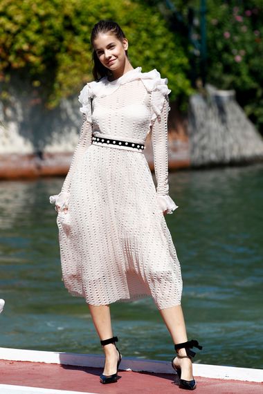 Η Barbara Palvinμε πλεκτό all in white