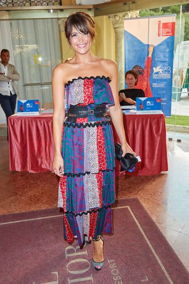 Germma Arterton με πολυχρωμίες και μαύρο clutch