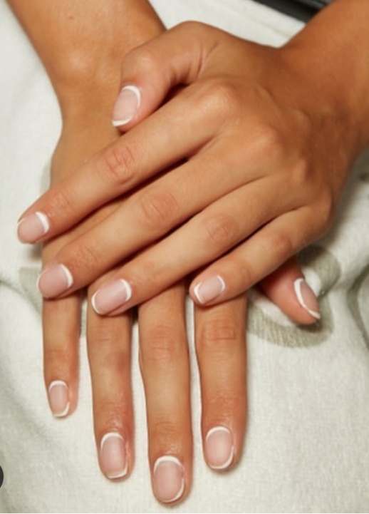 Νέο γαλλικό μανικιούρ, από την nail artist Betina Goldstein