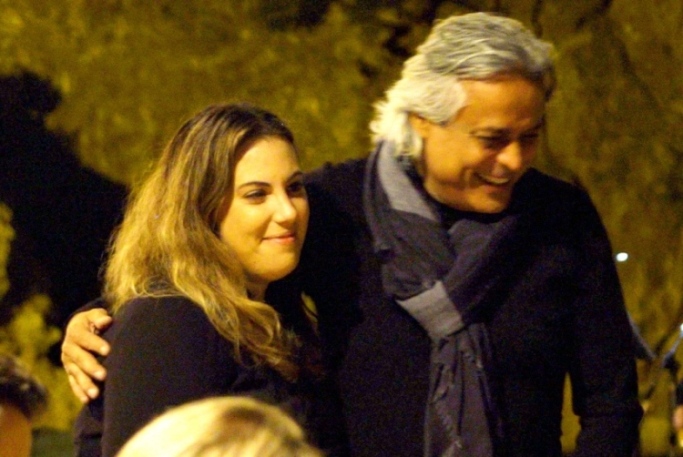 Η Μαίρη Κατράντζου με τον διευθυντή του διεθνούς φήμης εργοστασίου κεντημάτων πολυτελείας «Aamir Beading», Rizvi Zariwala στη Λίμνη της Βουλιαγμένης.