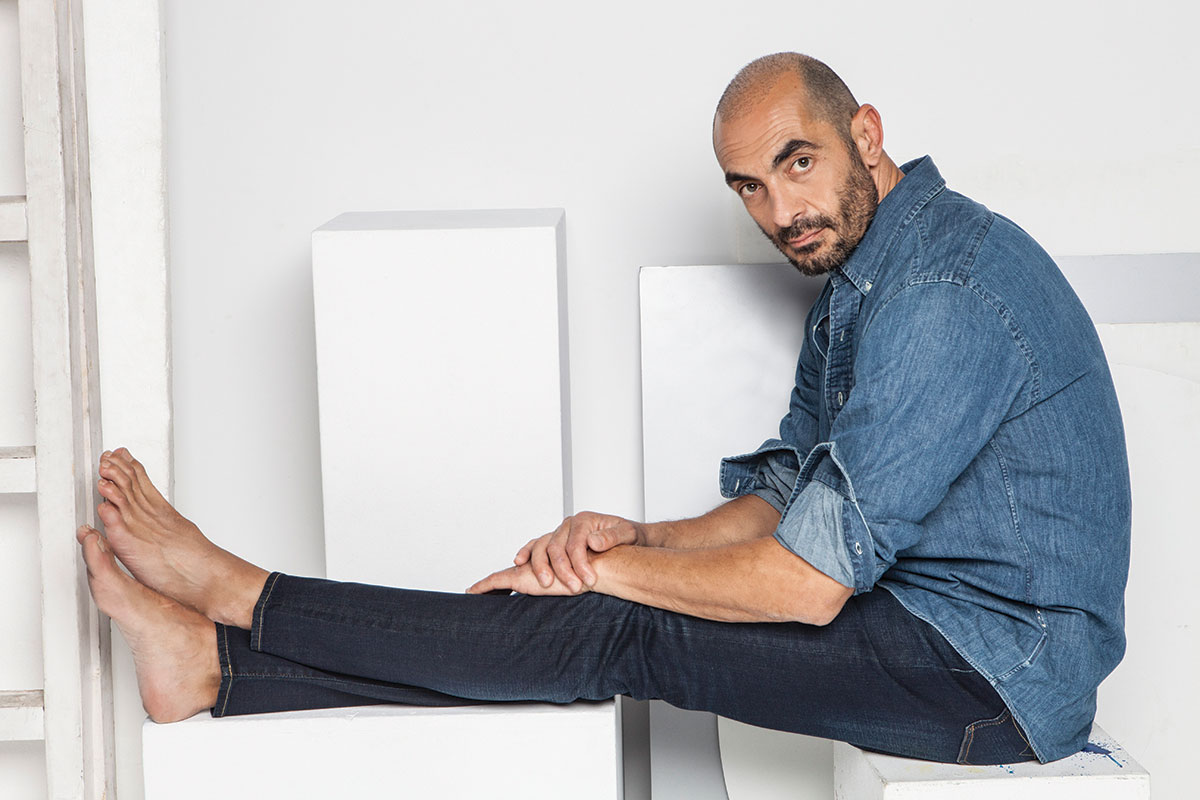 Ο Αλέκος Συσσοβίτης φοράει denim πουκάμισο και jeans Polo Ralph Lauren, Attica.