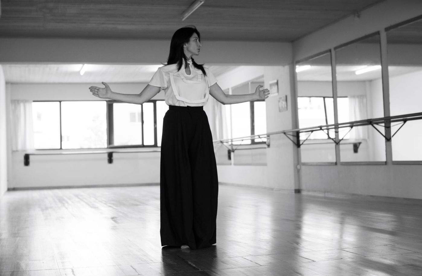 Η Μαρία φωτογραφίζεται στο Taekwondo Training Center με πουκάμισο της συλλογής “Shanghai” και παντελόνι από τη συλλογή “Roussillon”.