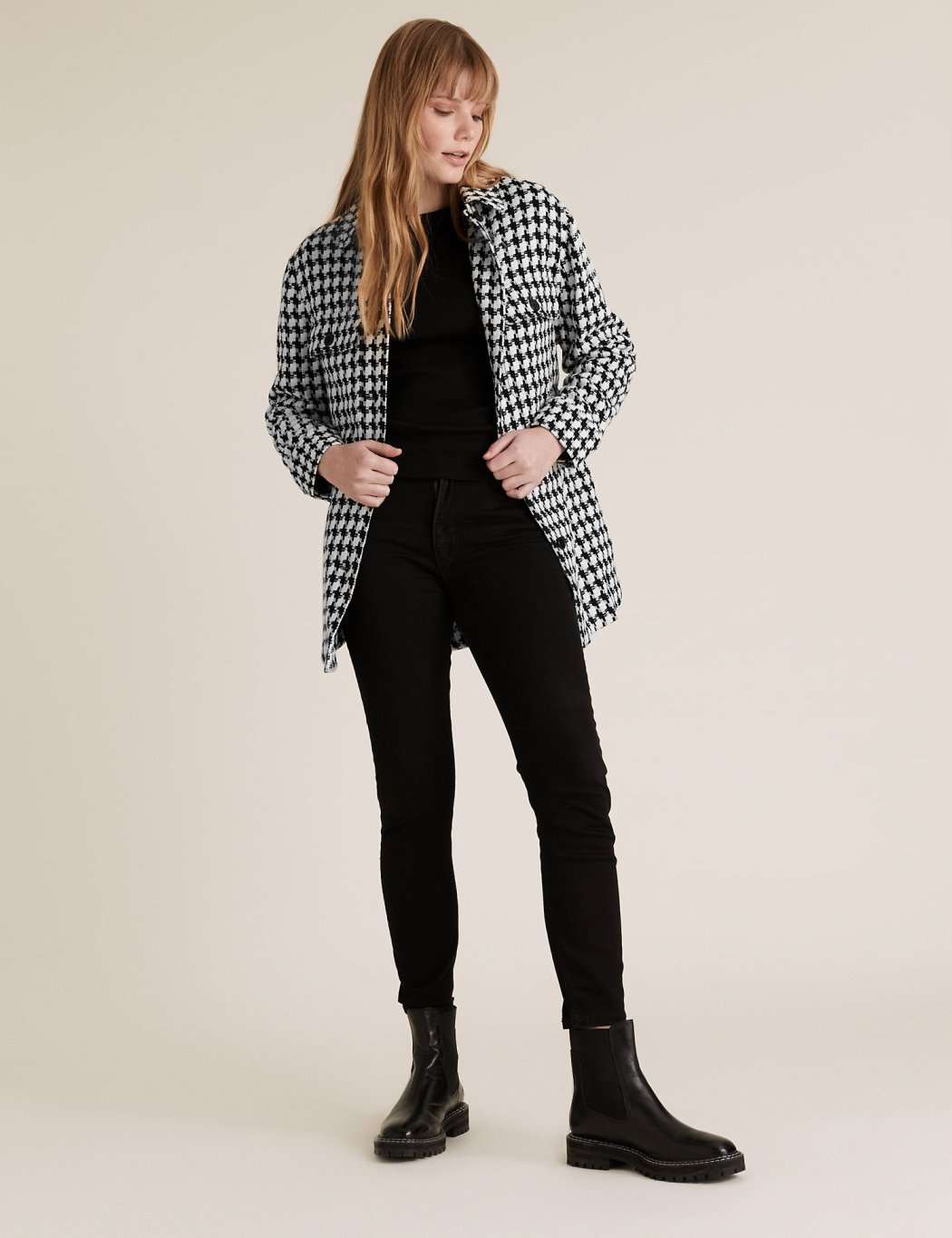 Μακρύ καρό overshirt σε "στενή" γραμμή, 119.95€ Marks & Spencer.