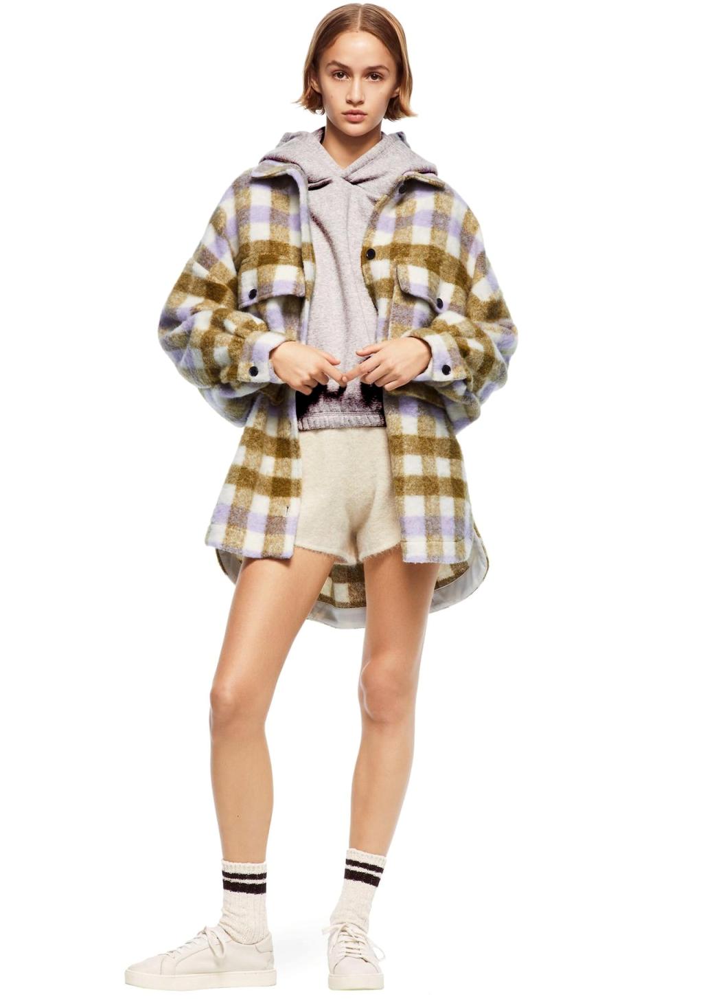 Μακρύ καρό overshirt μαλλί polyester, από 39.95€ τώρα 9.99€ Zara.
