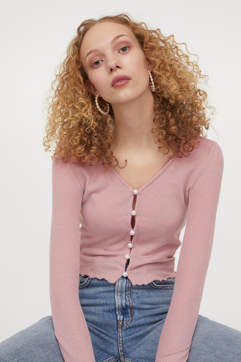 Κοντή πλεκτή ζακέτα με ανάγλυφη υφή και κουμπιά από πέρλες, 19,99€, H&M