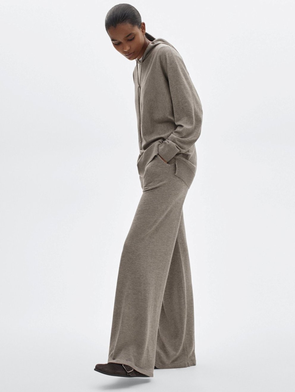 Ριχτό πλεκτό παντελόνι,
59.95€ , Massimo Dutti