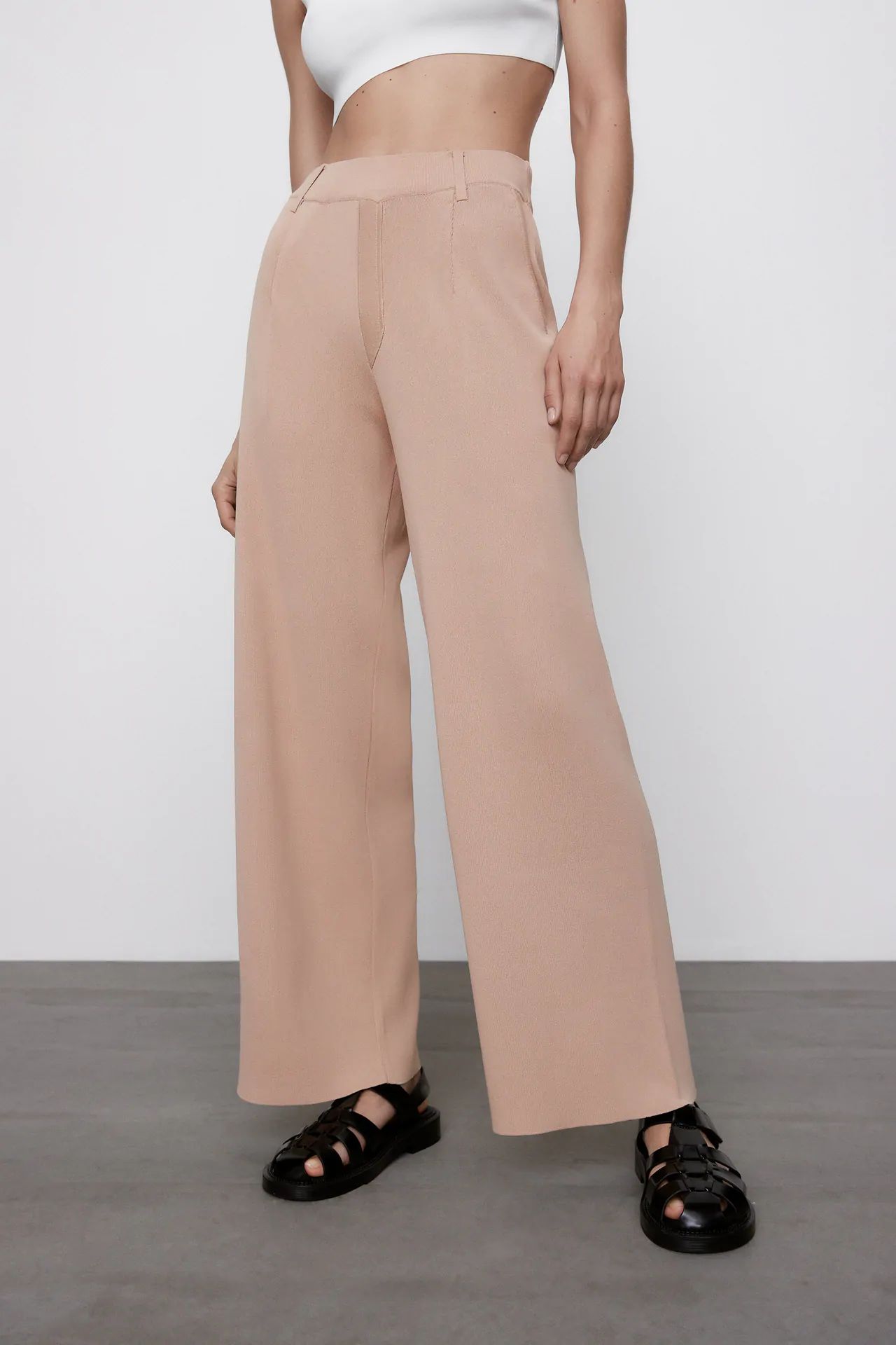 Πλεκτό παντελόνι 29,95€, Zara