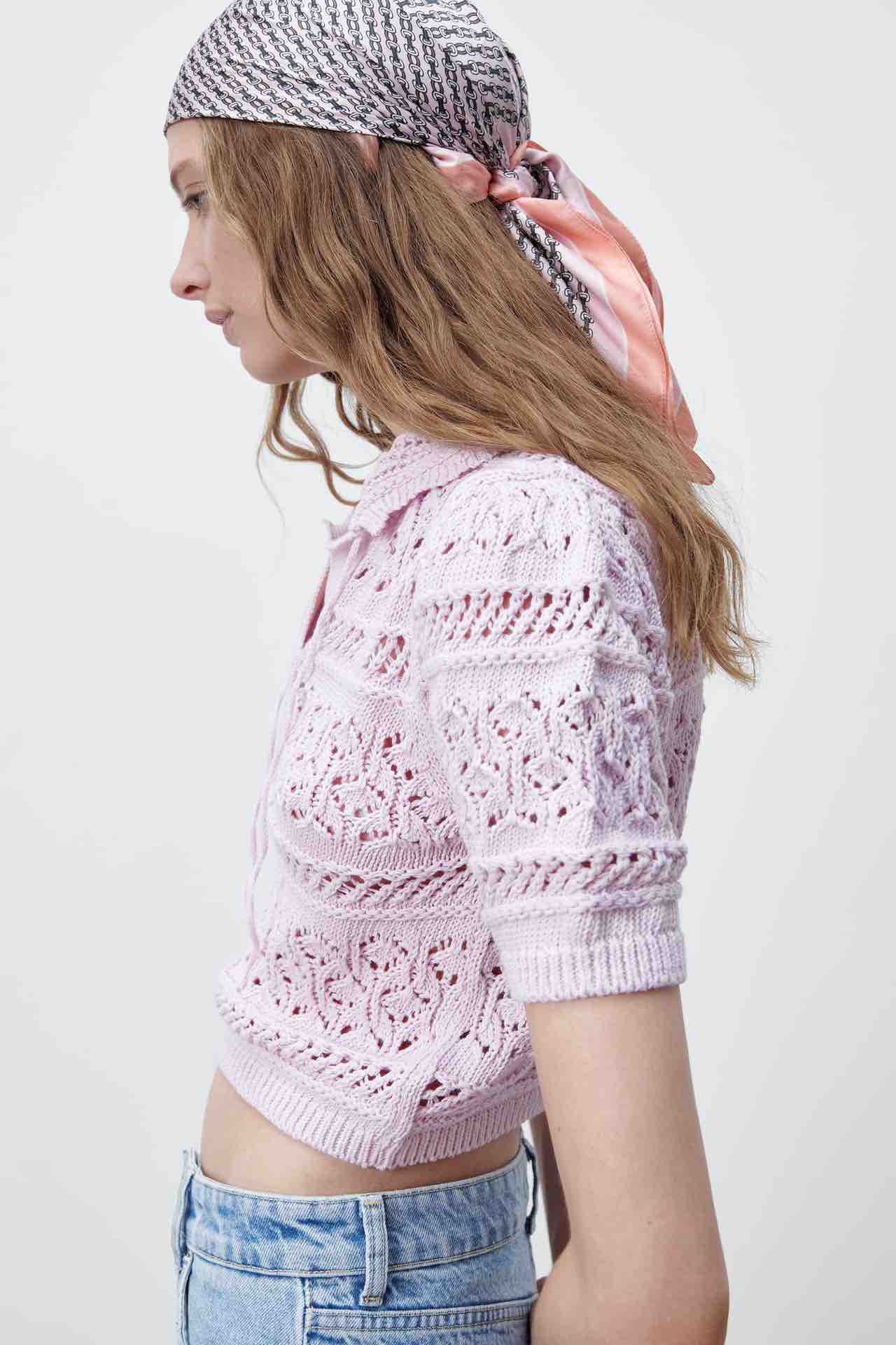 Cropped τοπ που μοιάζει πλεγμένο με βελονάκι, 19.95€ Zara