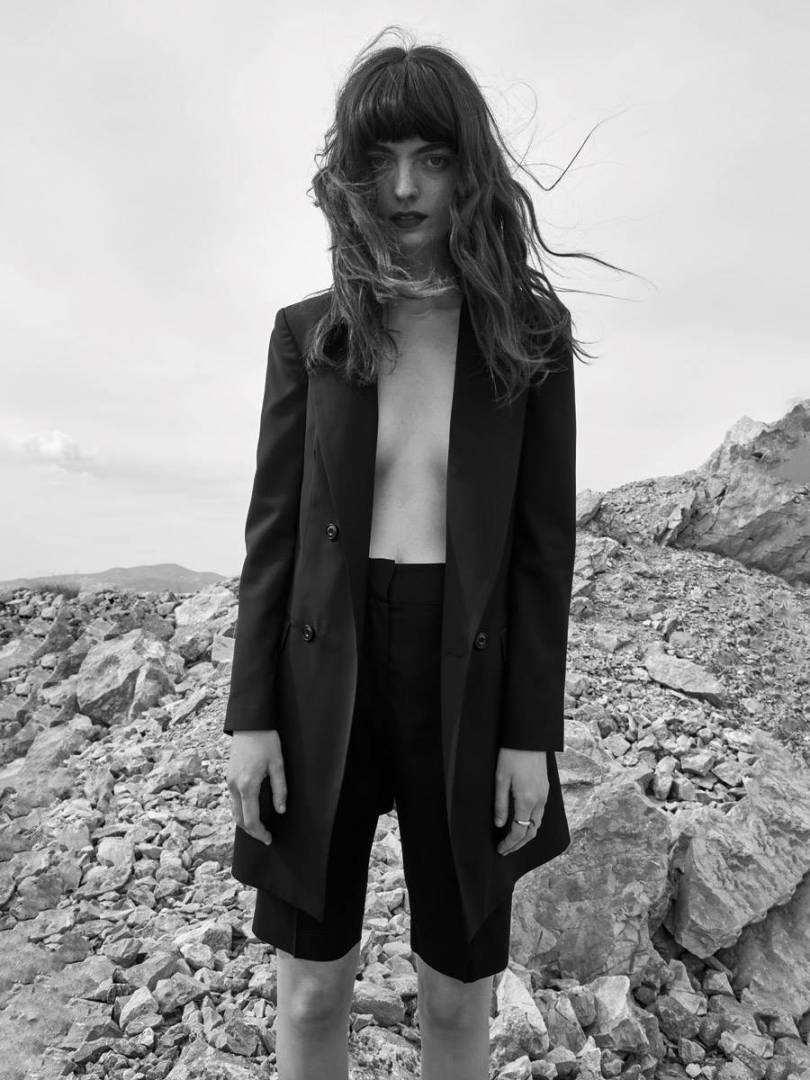 Μάλλινο σακάκι και
βερμούδα, Aisha Diri.