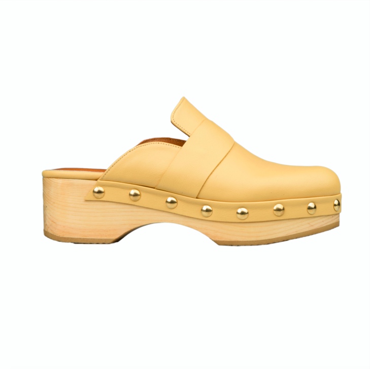 Μπεζ δερμάτινα σαμπό με τρουκ και ξύλο, 189€, i LOVE sandals.