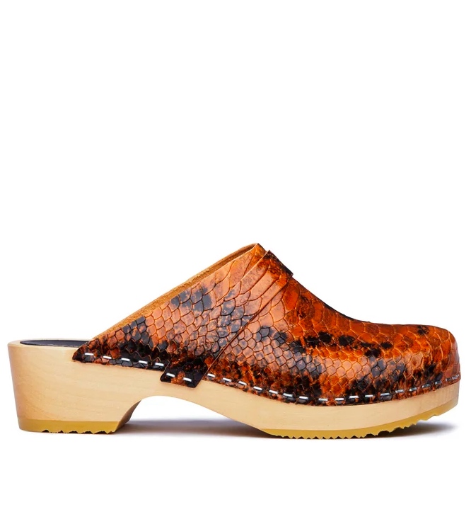 Δερμάτινα "snakeskin" σαμπό με ξύλο, 220€, Swedish Hasbeens