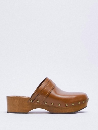 Καφέ δερμάτινο σαμπό, 79.95€, Zara