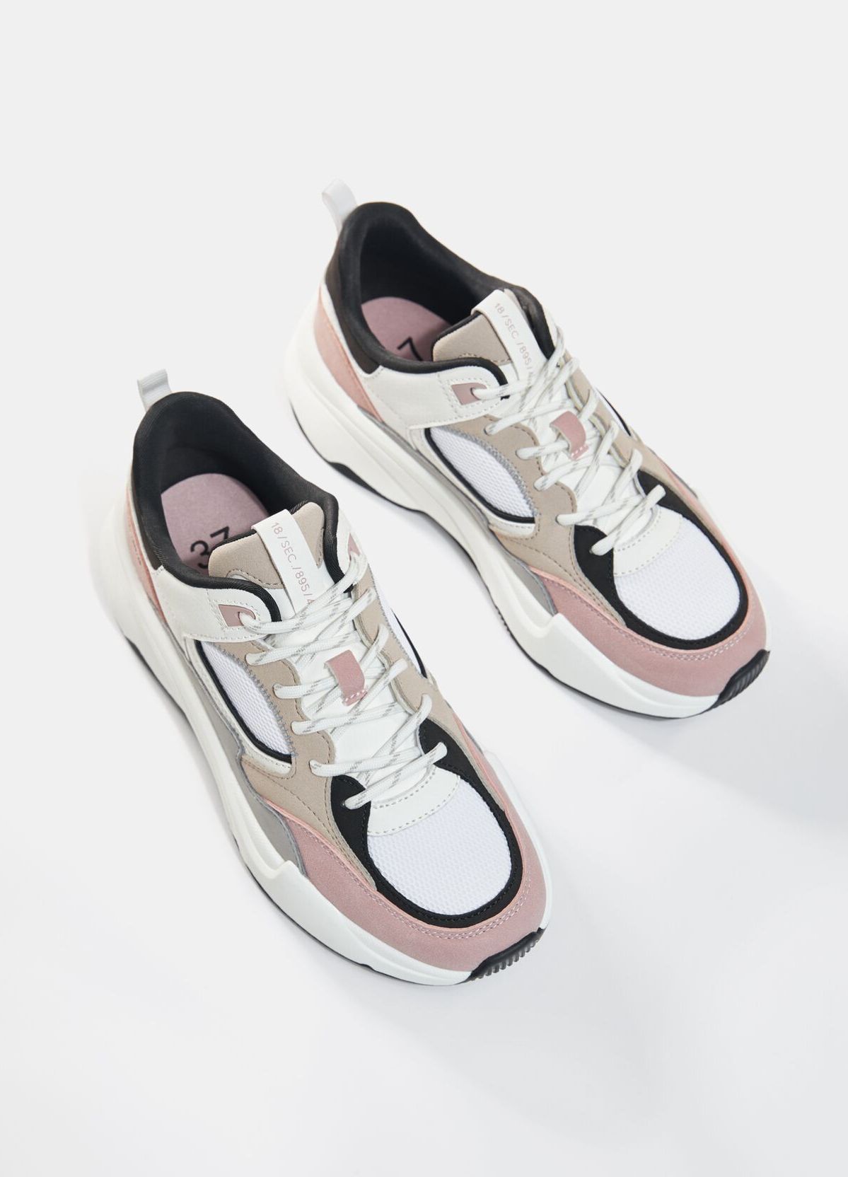 Τρίχρωμα sneakers 19.99€ από 35.99€ , Bershka.