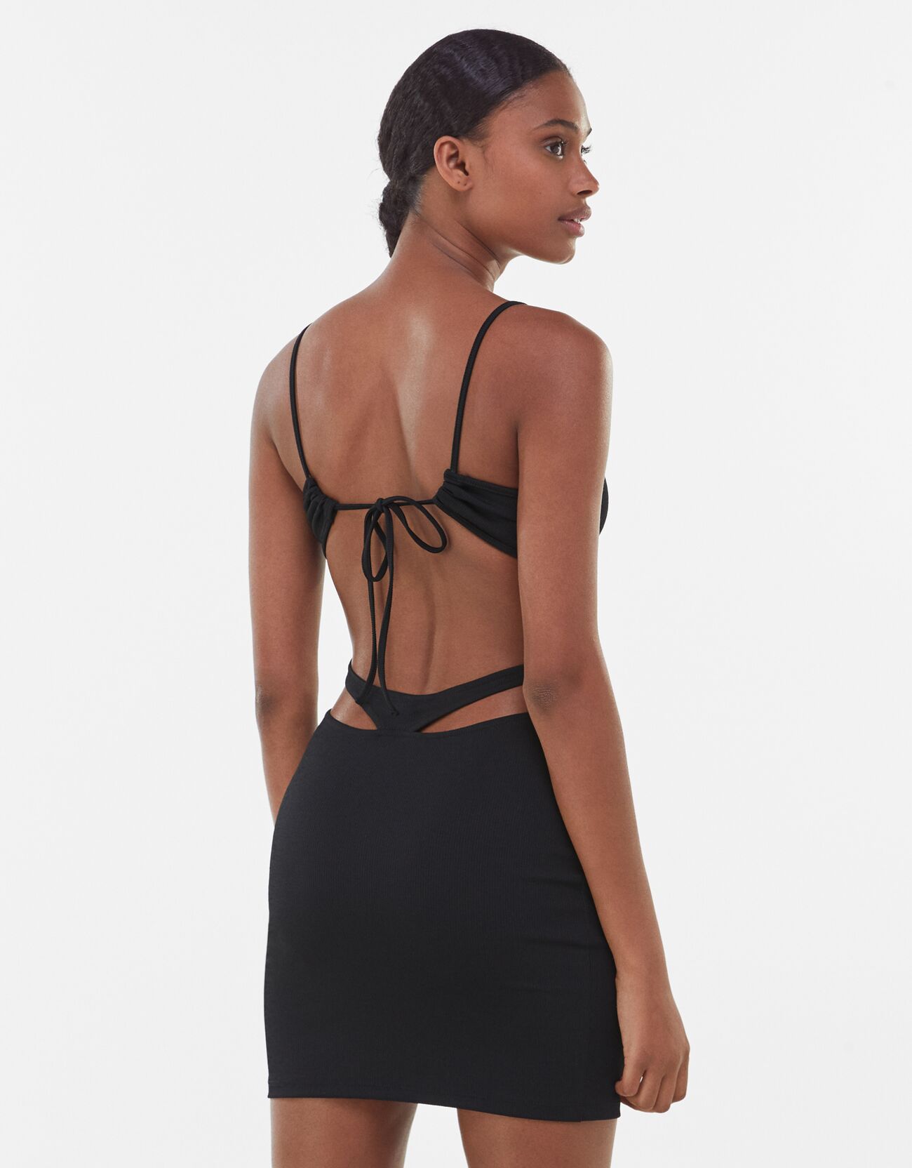 Φόρεμα BERSHKA με τιράντες και κοψίματα τάνγκα 9.99€ από 15.99€