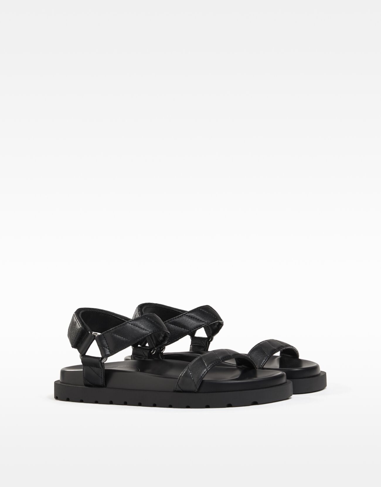 Flat σανδάλια με καπιτονέ λουράκια, 12.99€ από 25.99€ Bershka.