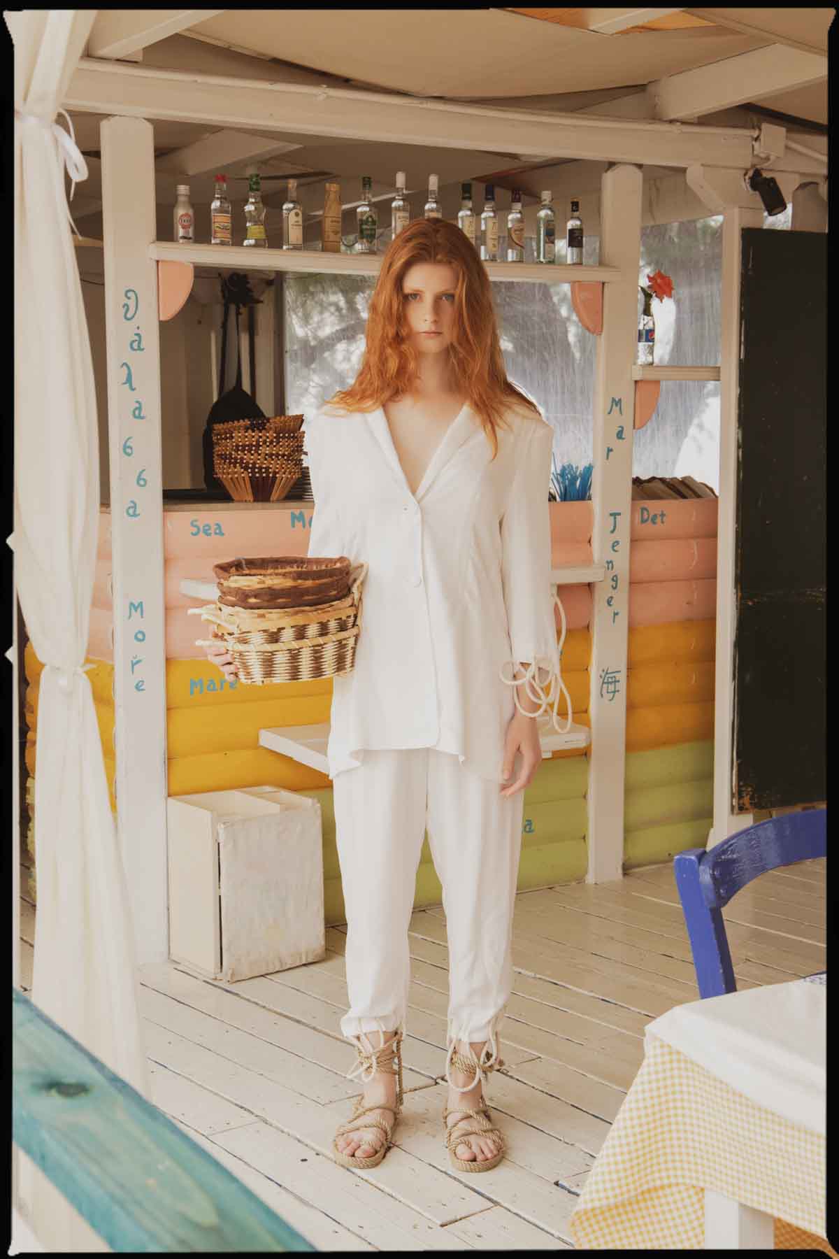 Λευκό σακάκι και παντελόνι 2plus1equals2. Σανδάλια, Nomadic State Of Mind