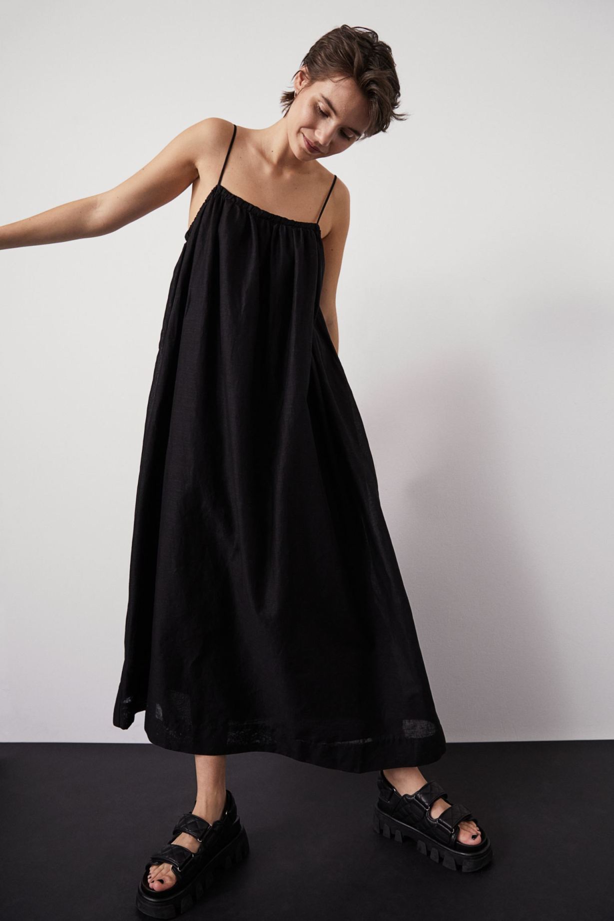 Φαρδύ φόρεμα από σύμμεικτο λινό, H&M, 11,99€ από 29,99€