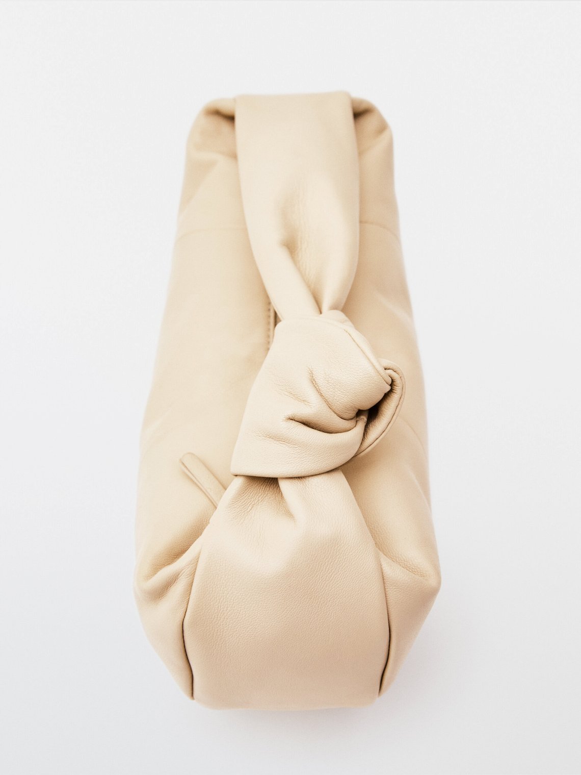 Δερμάτινο καπιτονέ clutch, 49.95€ από 69.95€ , Massimo Dutti.