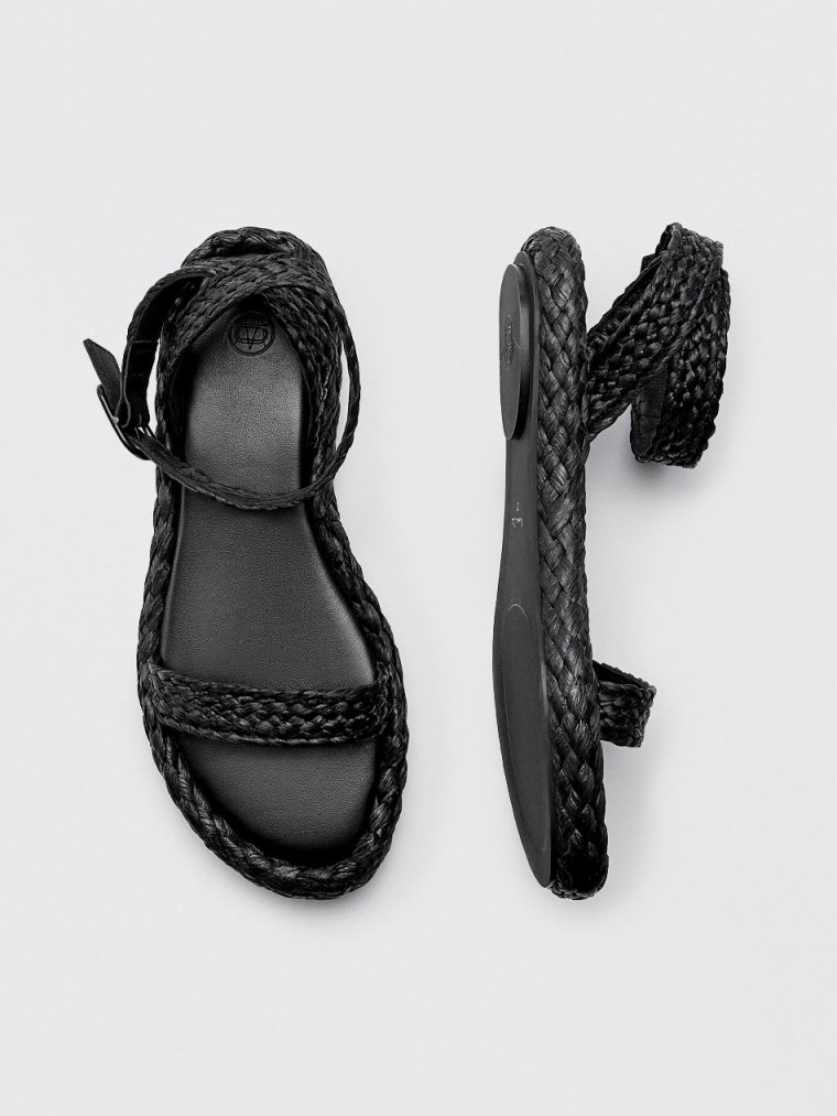 Δερμάτινα flat σανδάλια 59.95€ από 79.95€ , Massimo Dutti.