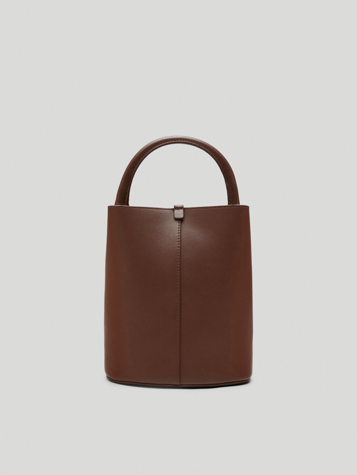Δερμάτινη bucket τσάντα. 69.95€ από 99.95€ , Massimo Dutti.