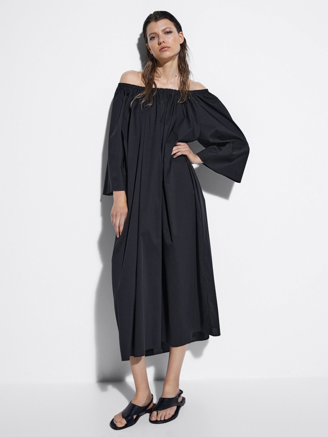 Μακρύ φόρεμα με λάστιχο στο ντεκολτέ, Massimo Dutti, 59.95€ από 79.95 €