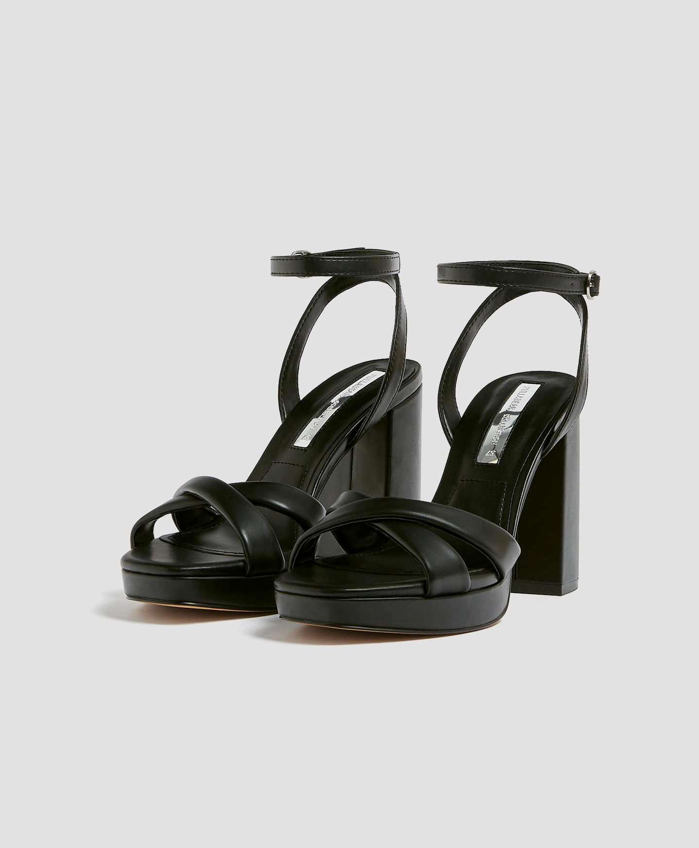 Ψηλοτάκουνα σανδάλια 19.99€ από 29.99€ , Pull and Bear.