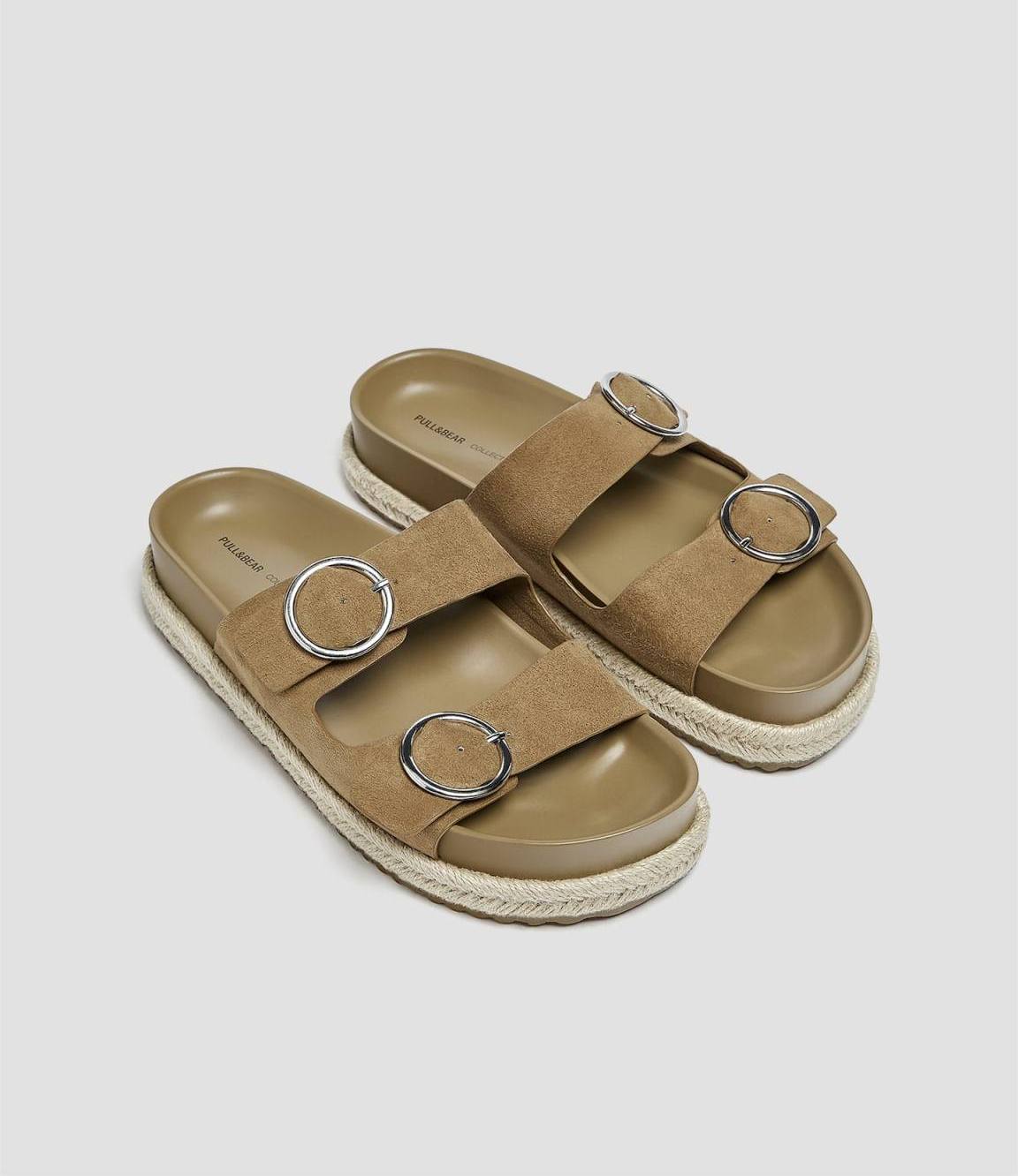 Slip on σανδάλια, 19.99€ από 29.99€ , Pull and Bear.