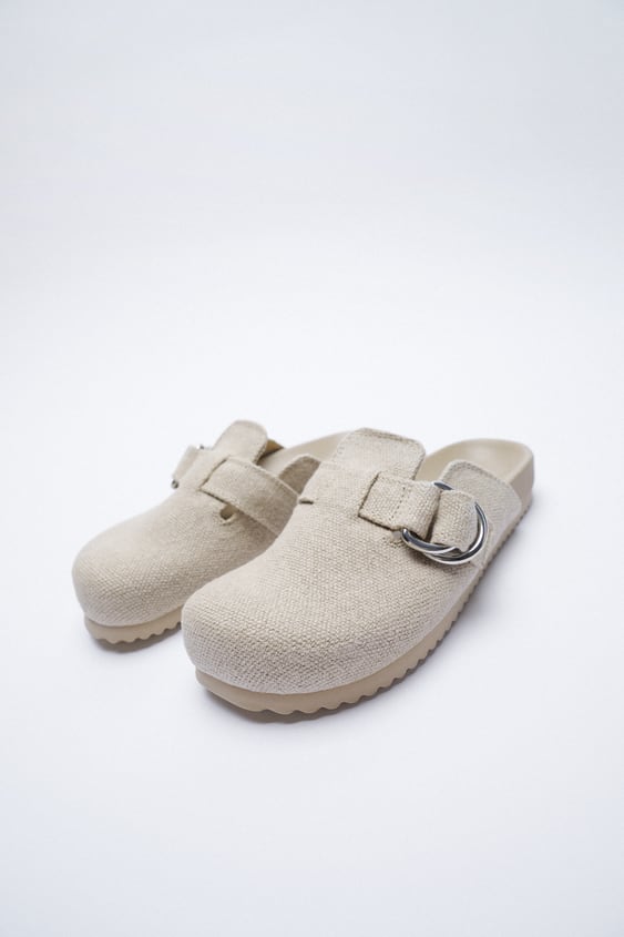 Υφασμάτινα clogs 15.99€ από 39.95€ , Zara.