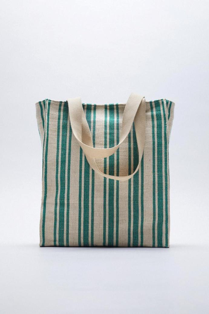 Ριγέ υφασμάτινη shopping bag, 9.99€ από 22.95€ , Zara.