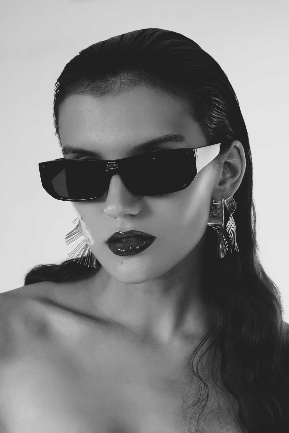 Χρυσά σκουλαρίκια
Kessaris. Γυαλιά ηλίου
Balenciaga Kokkoris optics.