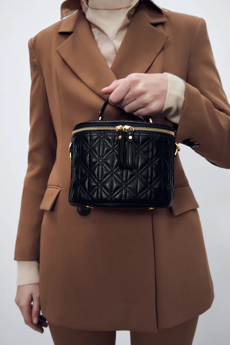 Οβάλ boxy τσαντάκι φερμουάρ , 29.95€, Zara