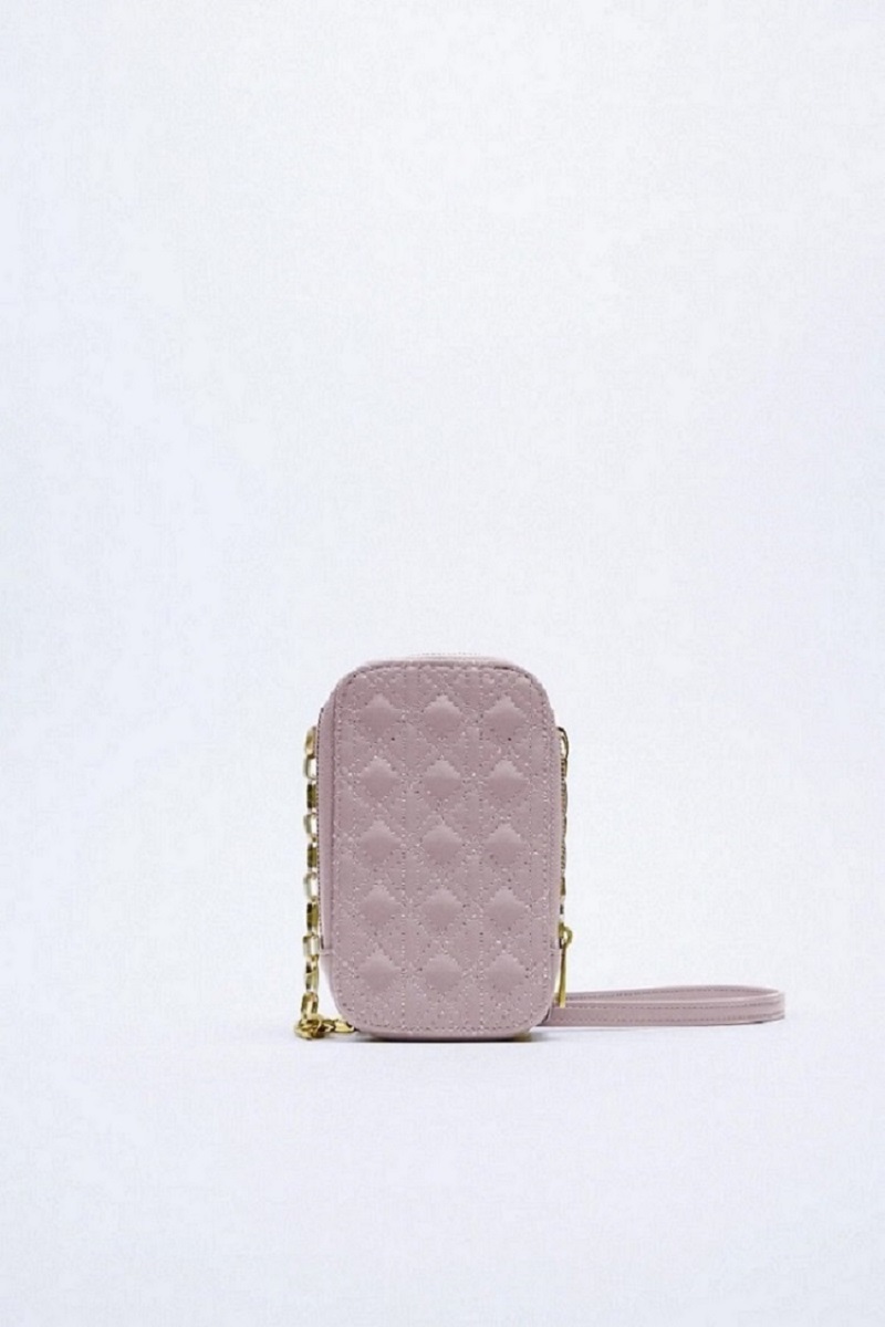Καπιτονέ θήκη τηλεφώνου με αλυσίδα, 19.95€, Zara