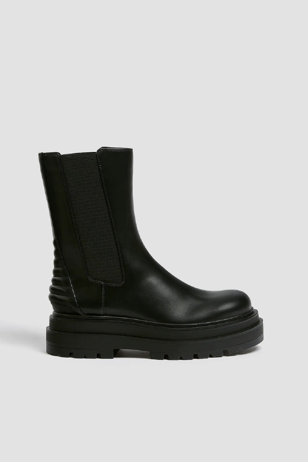 Μποτάκια με καπιτονέ λεπτομέρεια, 39.99€, Pull&Bear