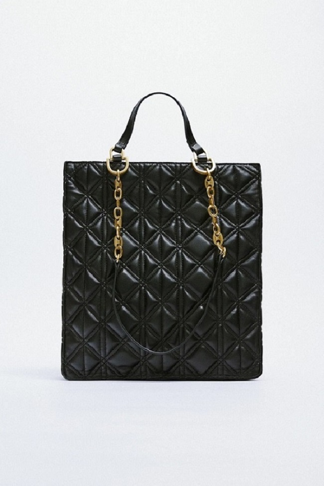 Καπιτονέ shopper με αλυσίδα, 35,95€ Zara