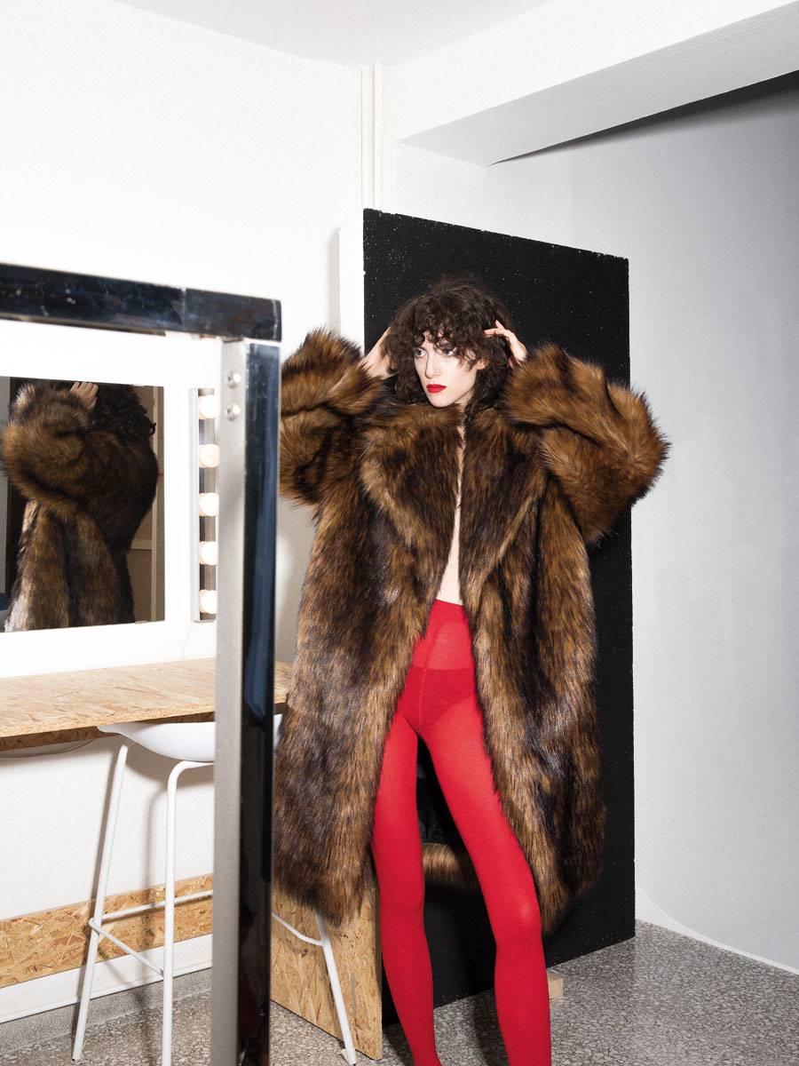 Οικολογική
γούνα και
μάλλινο καλσόν
Sportmax, Max
Mara Boutique.