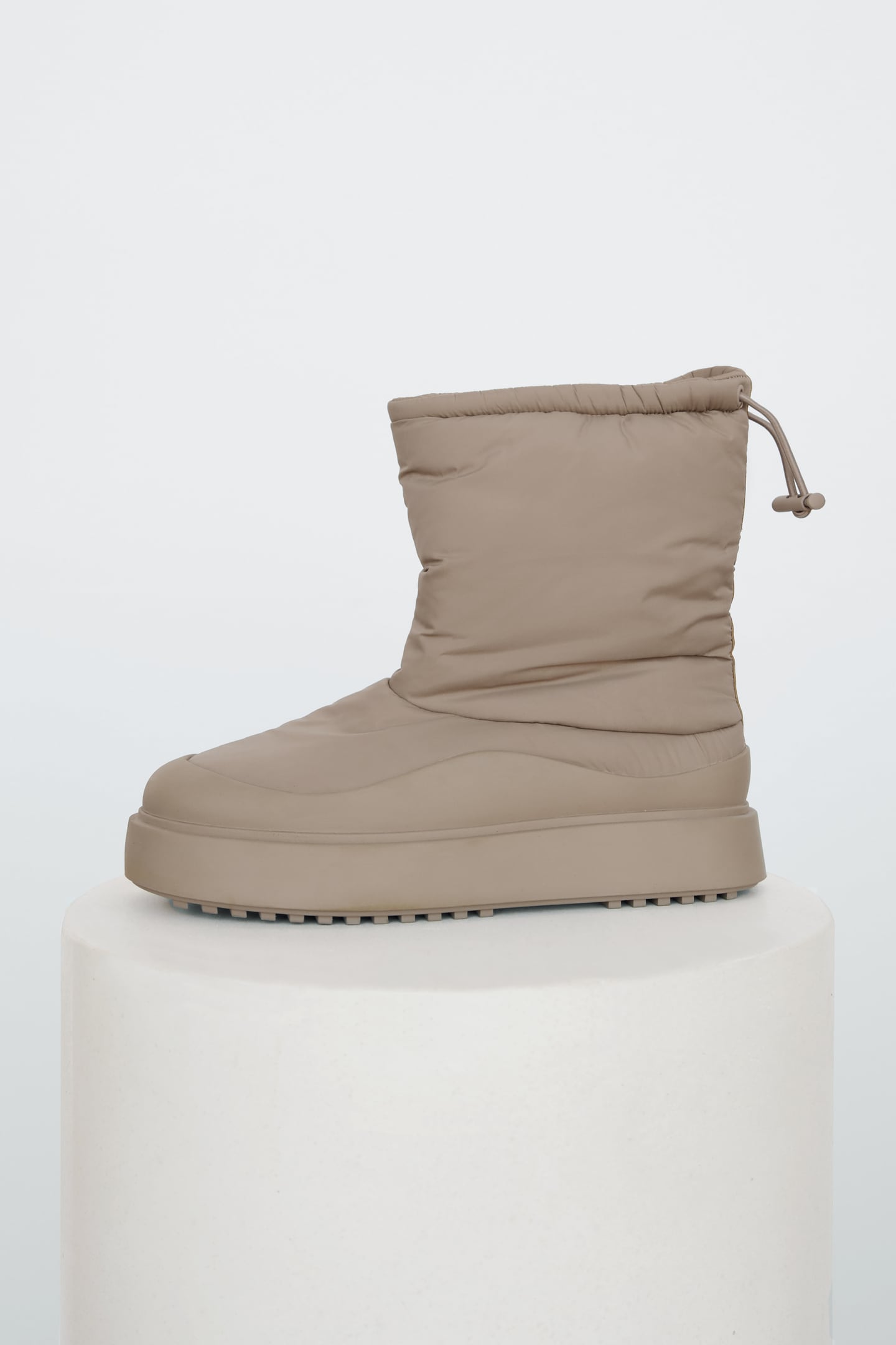 Καπιτονέ μποτάκι με λεπτομέρεια, 79,95€, Zara x Kassl Editions (limited edition)