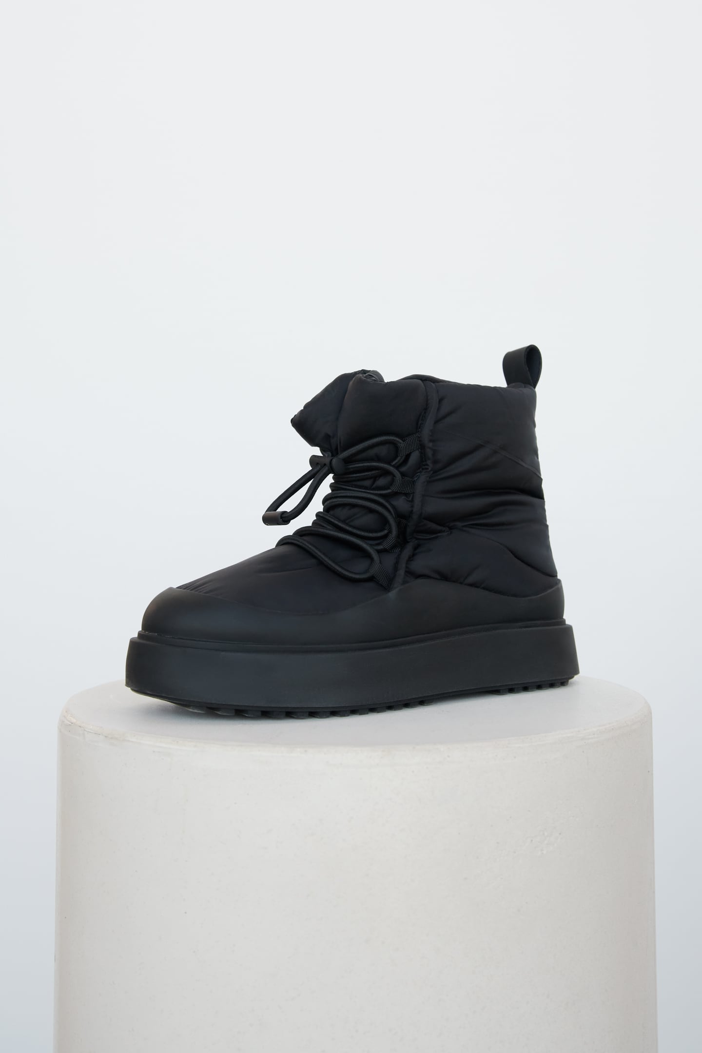 Καπιτονέ μποτάκι με κορδόνια, 79,95€, Zara x Kassl Editions (limited edition)