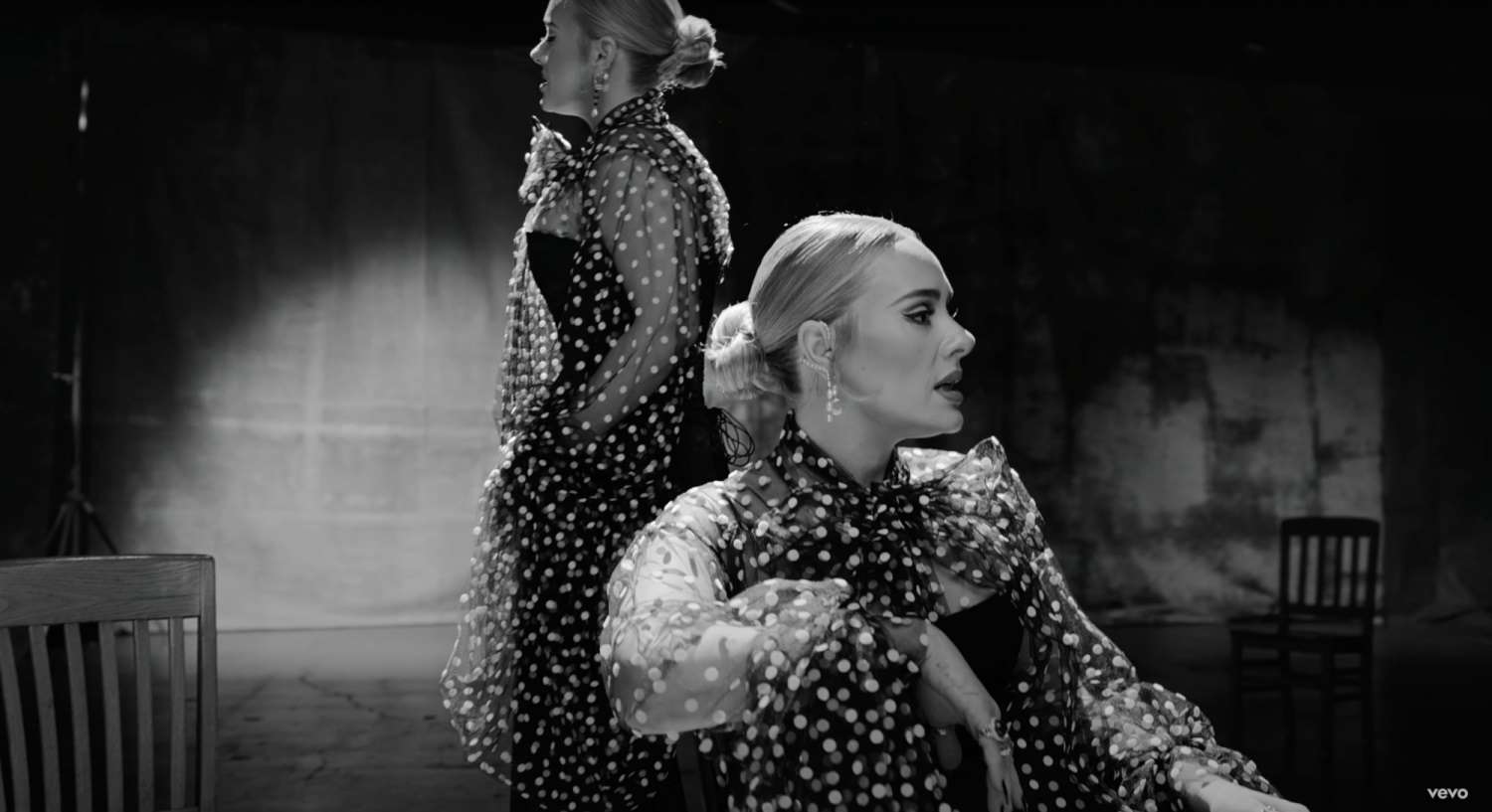 Η Adele με ημιδιάφανη πουα μπλούζα του σχεδιαστή Harris Reed.