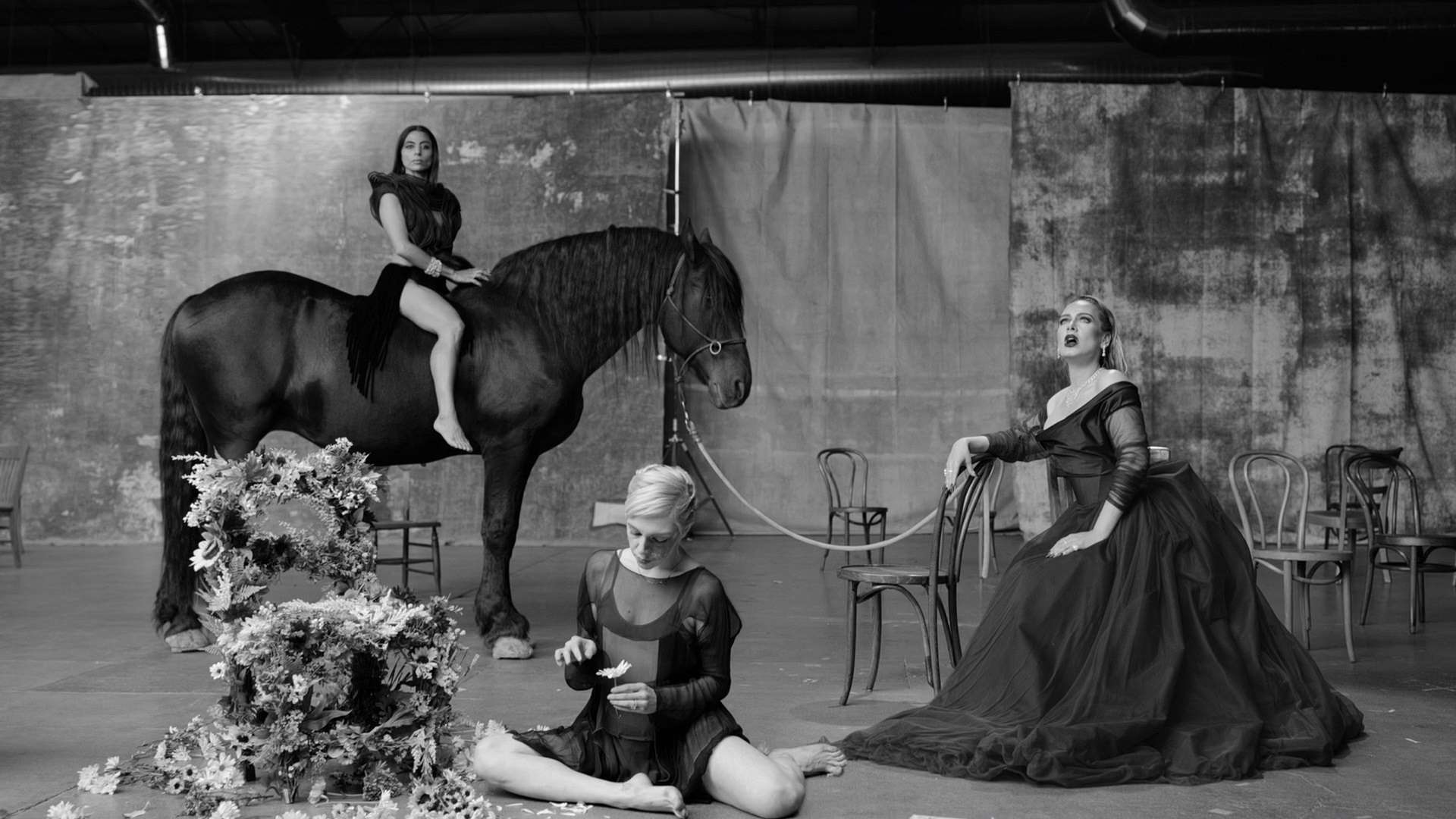 Η Adele ντυμένη με custom made δημιουργία Viviene Westwood, στο clip του "Oh my God".