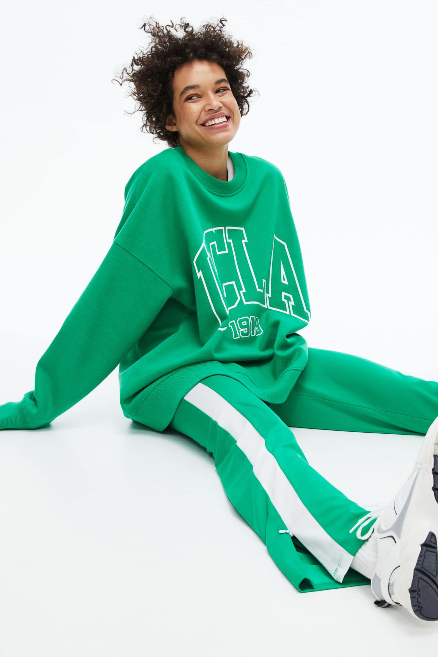 Jogger με ρίγες στο πλάι,19.99€ και oversized φούτερ με στάμπα,14.99€, H&M.