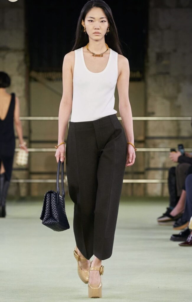 White tank top: Μπες στο πνεύμα του πιο hot trend