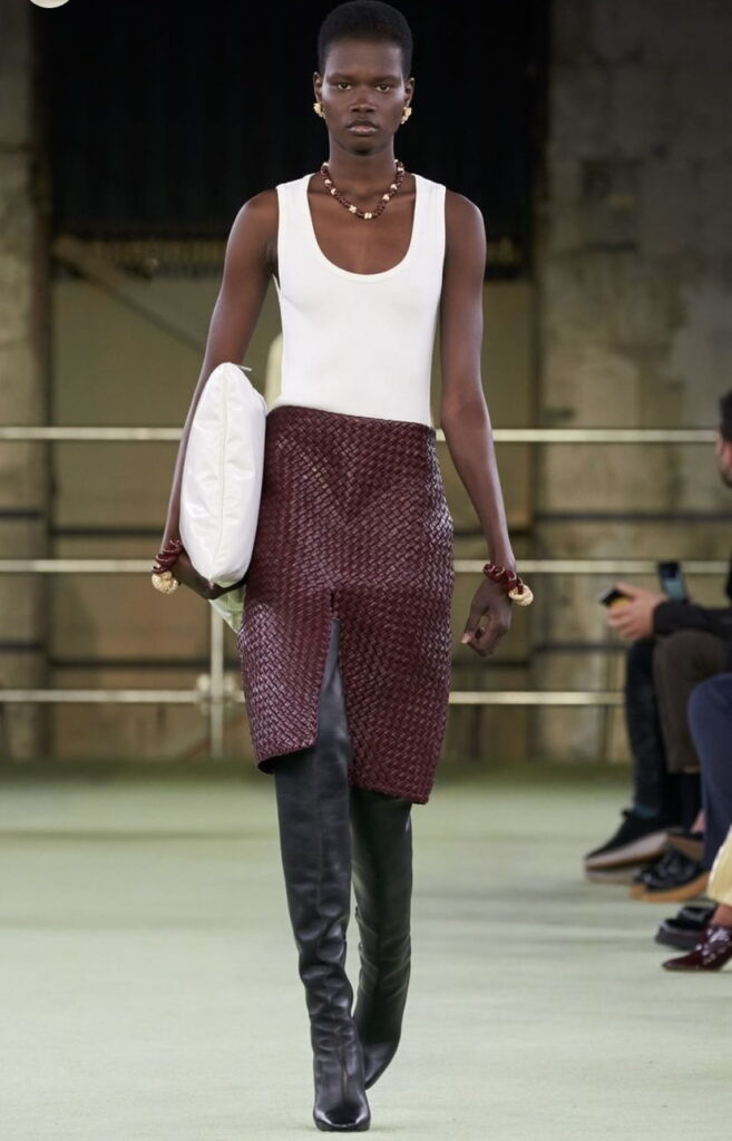 White tank top: Μπες στο πνεύμα του πιο hot trend