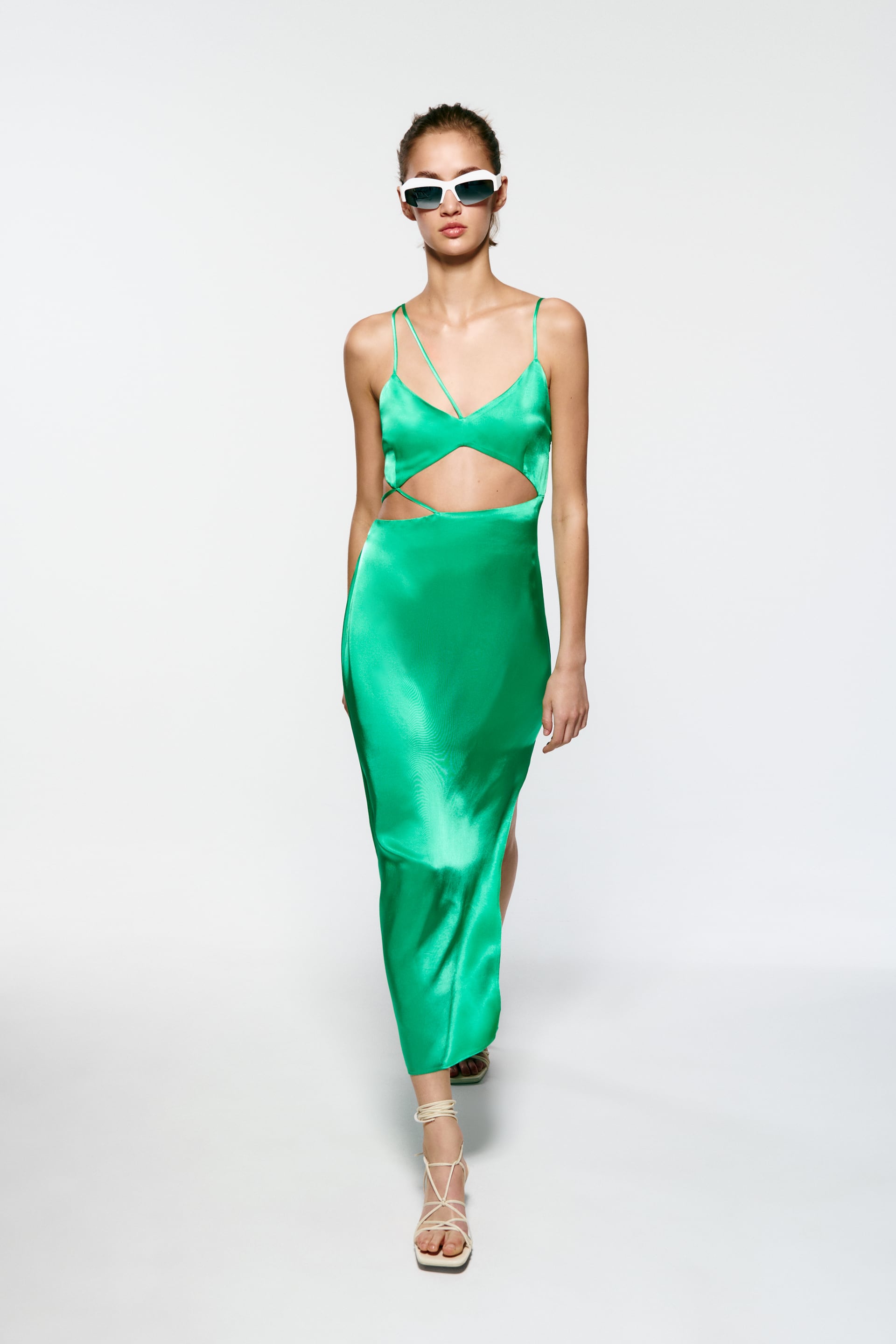 Ασύμμετρο σατέν cut out φόρεμα, 35.95€, Zara.