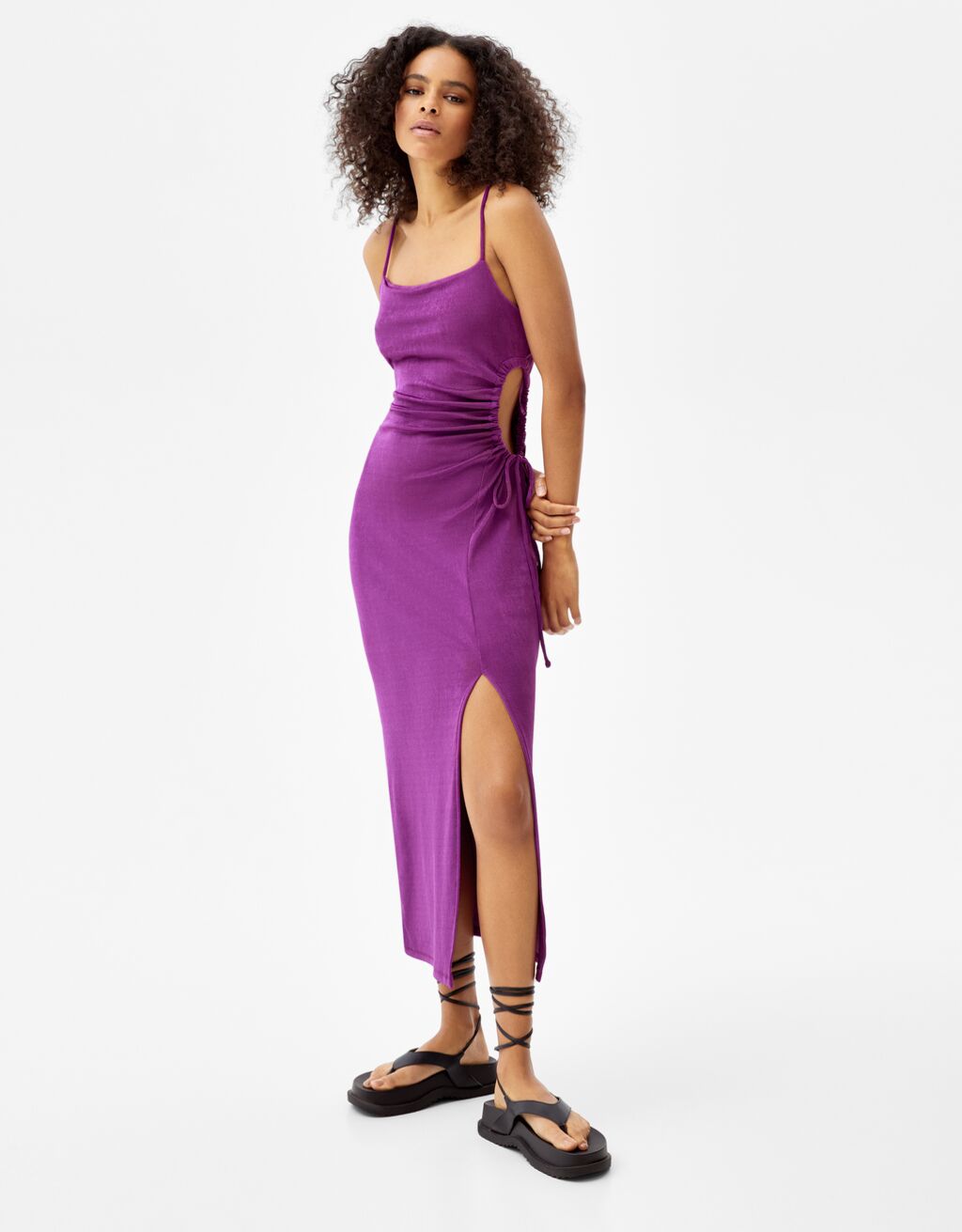 Μακρύ cut out φόρεμα με άνοιγμα στο πλάι, 22.99€, Bershka.