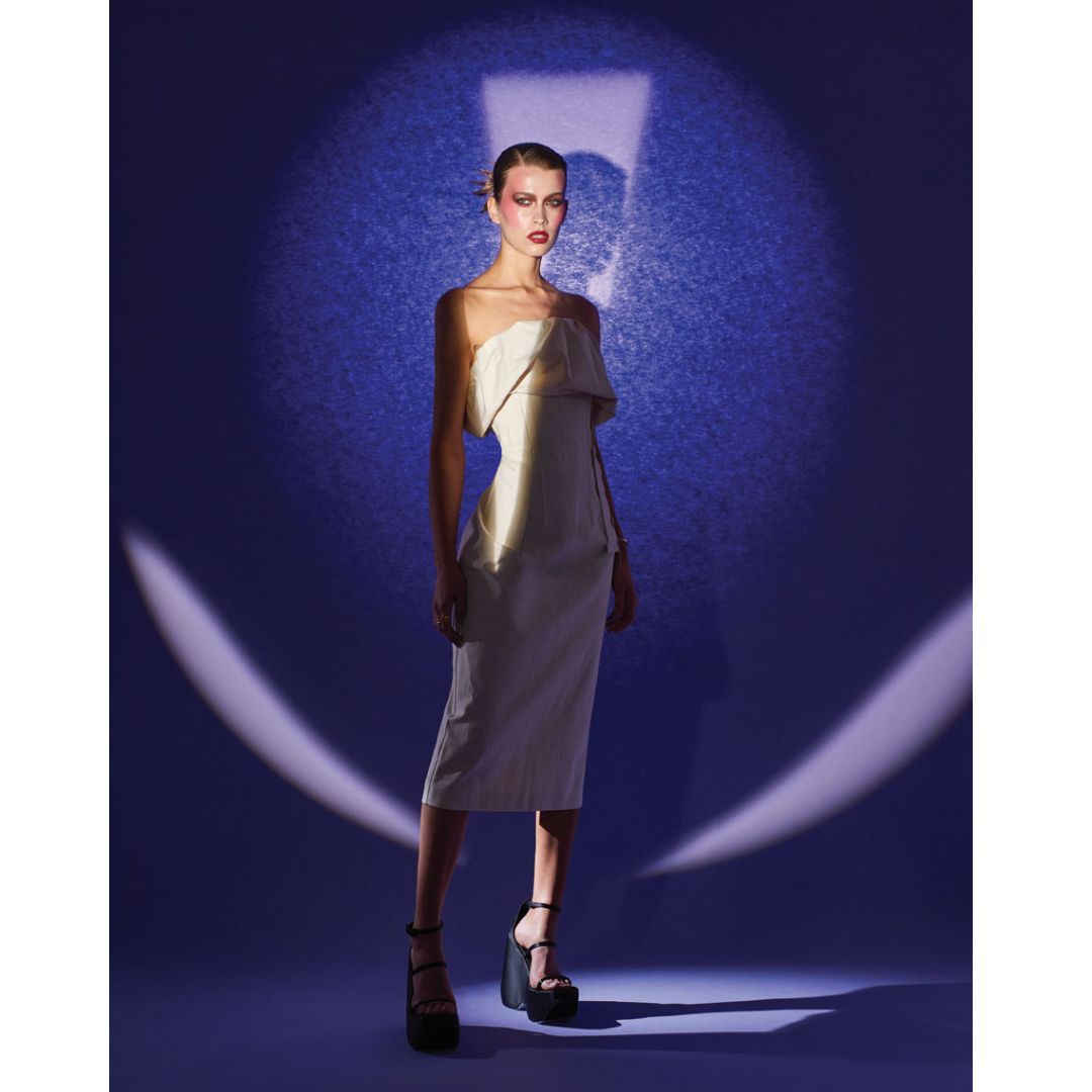 Φόρεμα από καμβά
Sportmax, Max Mara
Boutique. Σατέν
πέδιλα Versace, Luisa.
Δαχτυλίδι και βραχιόλι
Charlotte Chesnais,
I-D Concept Stores.
