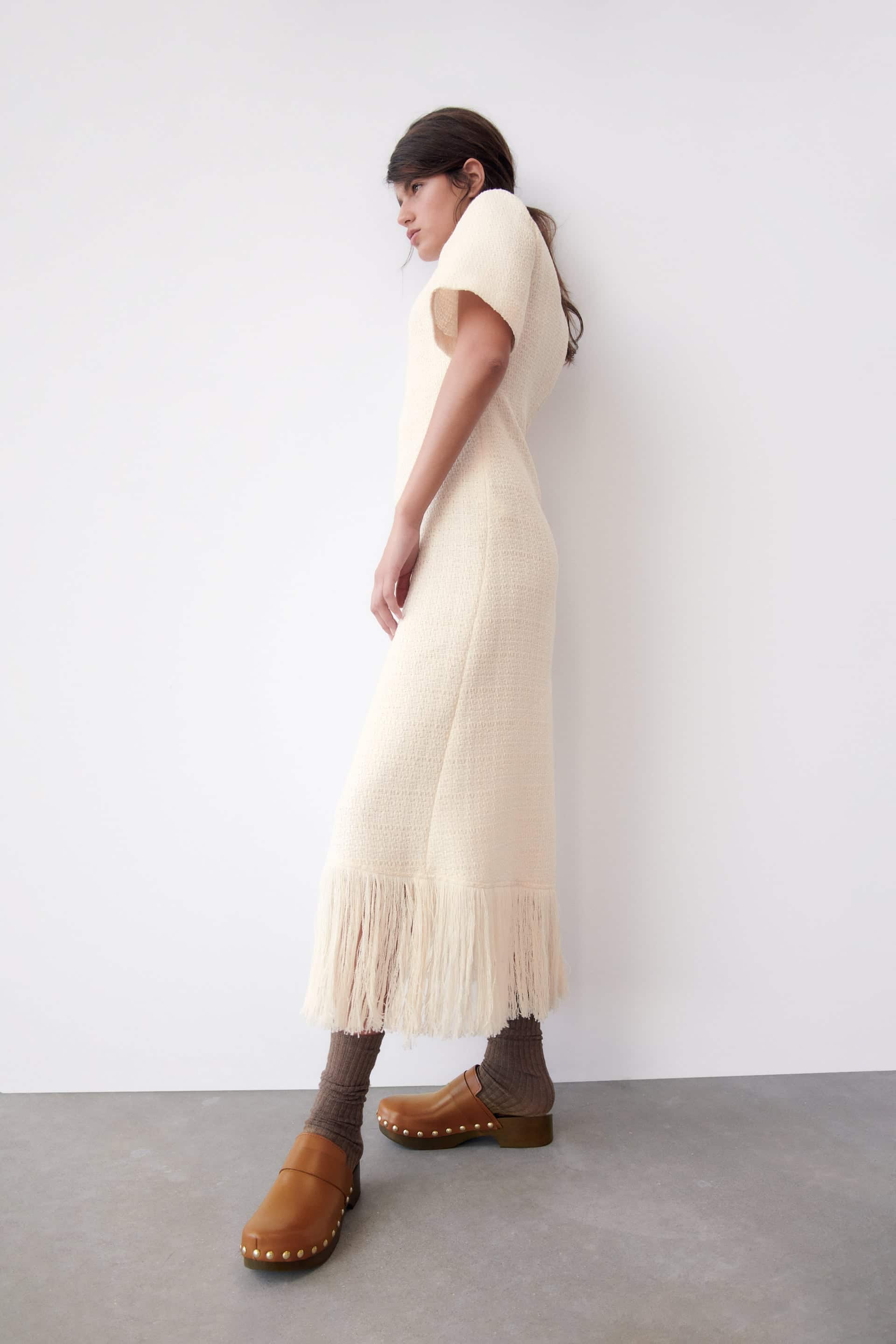 Δερμάτινο σαμπό με λεπτομέρεια, 89.95€, Zara.