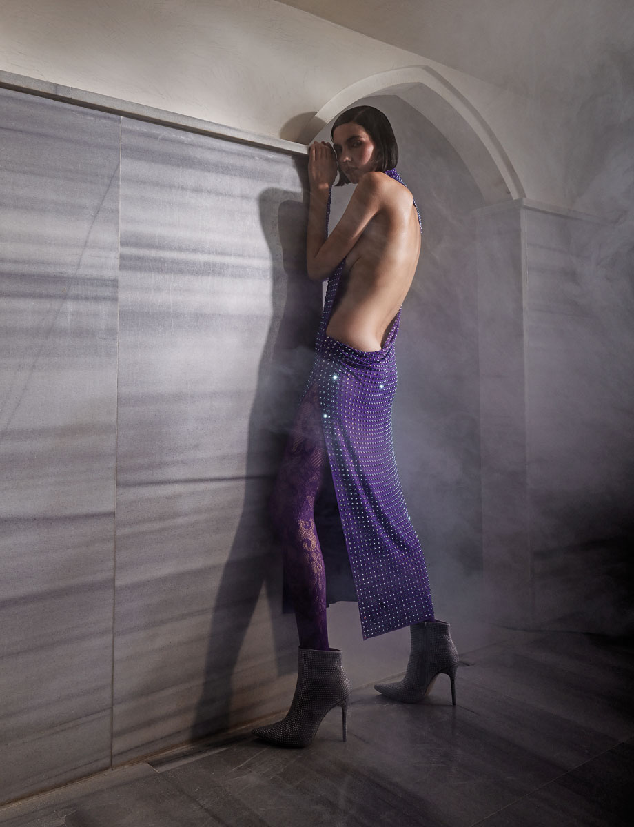 Φόρεμα από ζέρσεϊ
με κρύσταλλα,
Sportmax, Max
Mara Boutique.
Μποτάκια με
κρύσταλλα,
Public Desire,
Haralas. Καλσόν
από προσωπική
συλλογή.